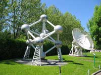 Reproducción a pequeña escala del Atomium. La imagen del  verdadero Atomium es propiedad de una entidad sin ánimo de lucro