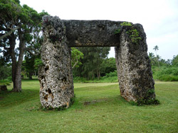 Puerta de piedra y coral en Tonga